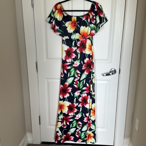 Brand new fitted floral maxi off the shoulders size medium - Picture 3 of 3